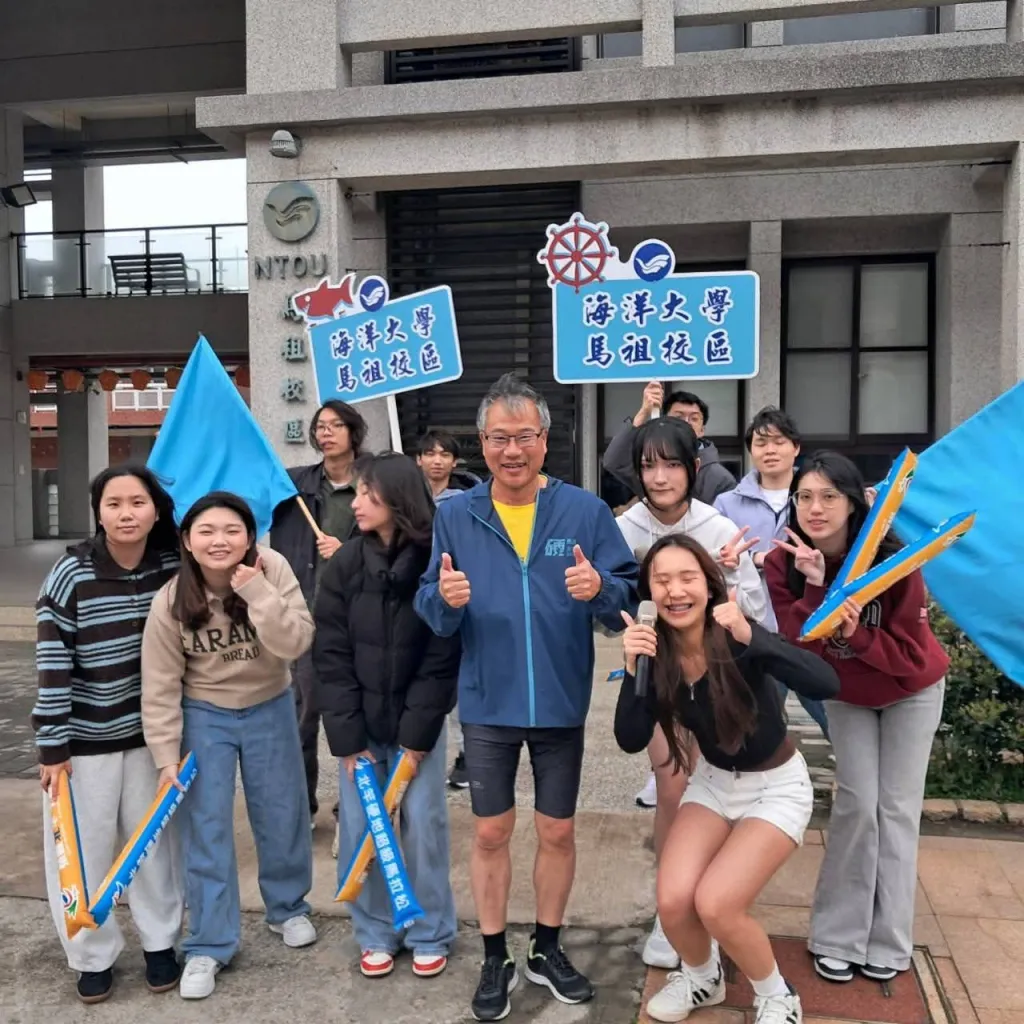 北竿硬地馬拉松亮點 海大馬祖校區帥哥與辣妹學生活潑加入啦啦隊為跑者助興