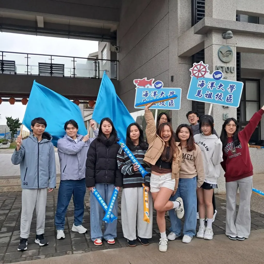 北竿硬地馬拉松亮點 海大馬祖校區帥哥與辣妹學生活潑加入啦啦隊為跑者助興